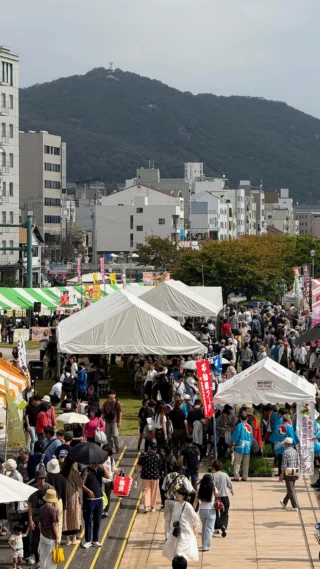 〜第38回グルメサミットin尾道 〜　
2025年10月11日〔土〕〜12日〔日〕開催中
#グルメサミットin尾道 #鞆の浦けんちゃんのいりこ屋 #鞆の浦たまご  #克國水産 #ちりめんじゃこ #池上商店 #くわいの唐揚げ #府中焼けんちゃん #お好み焼き #広島焼き #池口精肉店のミンチカツ #とり将 #瀬戸内レモン唐揚げ #玉乃屋 #広島牛串焼き #ソフトクリームアンツ #うずみソフトクリーム #掃海艇 #あおしま #広島グルメ #福山グルメ #広島県福山市  #福山物産協会