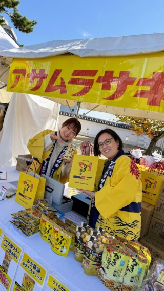 福肉祭2025  開宴〜
福山城天守閣　
2025年11月23日〔日〕、24日〔月〕
#福肉祭2025 #かき醬油 #ちいちいイカ #みたらし団子 #稲田屋の関東煮 #池口精肉店のメンチカツ #米粉唐揚げ #瀬戸田レモン塩唐揚げ #福山グルメ #広島グルメ #福山物産協会 #広島県福山市